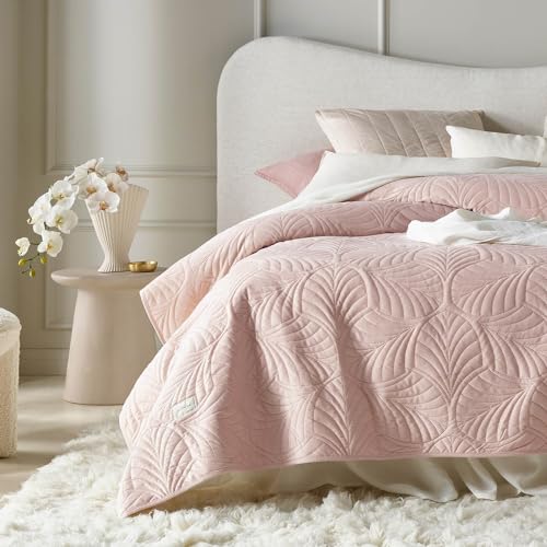 ROOM99 Feel Elegante Tagesdecke in Puderrosa 200 x 220 cm Vielseitige Wohndecke Bettüberwurf oder Sofaüberwurf Überwurfdecke für Bett und Sofa Steppdecke Stil Ideal als Bedspread Velvet Samt von ROOM99