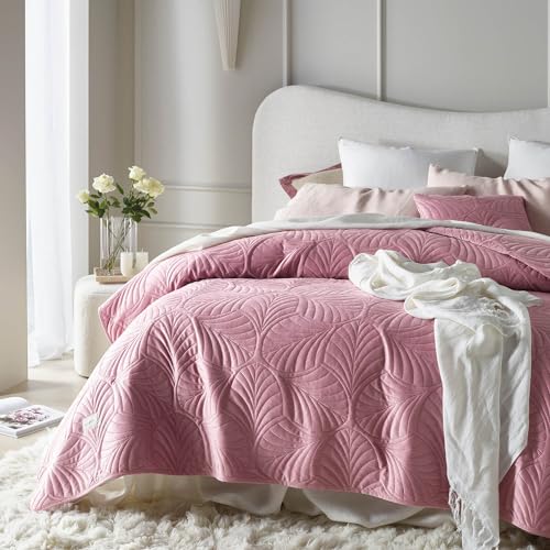 ROOM99 Feel Elegante Tagesdecke in Rosa 240 x 260 cm Vielseitige Wohndecke als Bettüberwurf oder Sofaüberwurf Überwurfdecke für Bett und Sofa Steppdecke Stil Ideal als Bedspread Velvet Samt von ROOM99