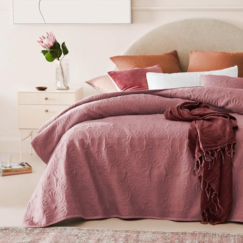 ROOM99 Leila Elegante Tagesdecke in Rosa 220 x 240 cm Vielseitige Wohndecke als Bettüberwurf oder Sofaüberwurf Überwurfdecke für Bett und Sofa Steppdecke Stil Ideal als Bedspread von ROOM99