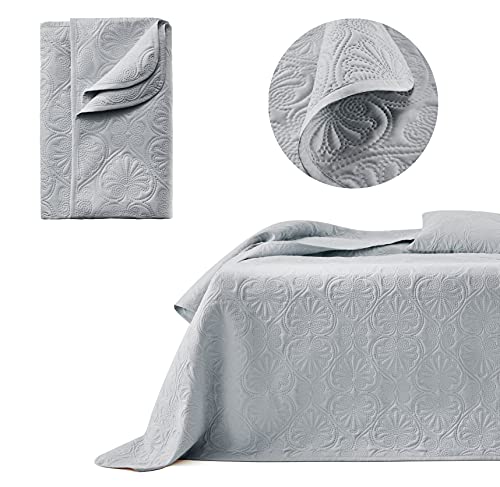 ROOM99 Leila Elegante Tagesdecke in hellgrau 220 x 240 cm Vielseitige Wohndecke als Bettüberwurf oder Sofaüberwurf Überwurfdecke für Bett und Sofa Steppdecke Stil Ideal als Bedspread von ROOM99