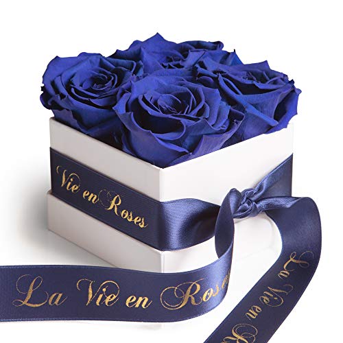 Rosemarie Schulz® Konservierte Rose - Blumen 3 Jahre HALTBAR - in weißer Flowerbox mit Satinband in Rot und Goldschrift „La Vie en Roses“ (Blau) von ROSEMARIE SCHULZ Heidelberg