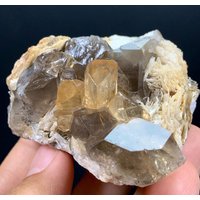 Goldene Farbtopaskristalle Mit Quarz Und Muskovit Kombiniert Aus Der Skardu-Mine, Goldenem Topas, Rohem Topas. 205 Gramm Goldene Farbtopaskristalle Mit Quarz Und Muskovit Kombiniert Aus Der Skardu-Mine, Goldenem Topas, Rohem Topas. 205 Gramm von ROYALMINERALSHOP