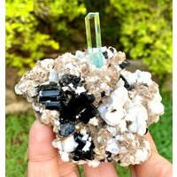 Himmelblauer Aquamarin Mit Schwarzem Turmalinbündel & Muskovit Aus Pakistan. 152 Gramm Himmelblauer Aquamarin Mit Schwarzem Turmalinbündel & Muskovit Aus Pakistan. 152 Gramm von ROYALMINERALSHOP