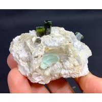 Natürliche Grüne Kappe Turmalin Mit Grünem Fluorit Aus Stak Nala Skardu Pakistan 128 Gramm, Größe 50 X 72 40 Mm von ROYALMINERALSHOP