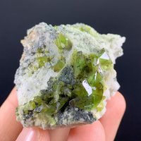 Natürliche Grüne Titanit Var Sphen Kristalle Bündel Mit Calcit Aus Der Shigar Mine Skardu Pakistan/Natürliches Mineral. 100 Gramm von ROYALMINERALSHOP