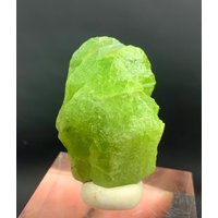Natürlicher Grüner Titanit Var Sphen Kristall Aus Der Shigar Mine Skardu Pakistan 100 Ct, Größe 34 X 23 12 Mm von ROYALMINERALSHOP