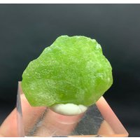 Natürlicher Grüner Titanit Var Sphen Kristall Aus Der Shigar Mine Skardu Pakistan 101 Ct, Größe 25 X 35 08 Mm von ROYALMINERALSHOP