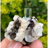 Natürlicher Himmelblauer Aquamarin Mit Fluorit & Muskovit Aus Der Shigar-Mine, Skardu Pakistan/Natürliches Mineral. 135 Kt von ROYALMINERALSHOP