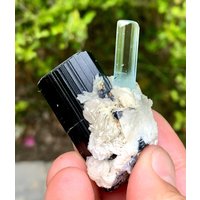 Natürlicher Himmelblauer Aquamarin Mit Schwarzem Turmalin Aus Der Shigar Mine in Skardu Pakistan, 238 Ct Natürlicher Himmelblauer Aquamarin Mit Schwarzem Turmalin Aus Der Shigar Mine in Skardu Pakistan, 238 Ct von ROYALMINERALSHOP