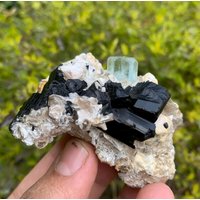 Natürlicher Himmelblauer Aquamarin Mit Schwarzem Turmalin & Muskovit Aus Der Shigar Mine Skardu Pakistan 150 Gramm, Größe 42 X 48 66 Mm von ROYALMINERALSHOP