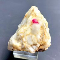 Natürlicher Roter Blut Rubin Auf Feldspat Aus Dem Nagar Tal Gilgit Pakistan. 305Ct Natürlicher Roter Blut Rubin Auf Feldspat Aus Dem Nagar Tal Gilgit Pakistan. 305Ct von ROYALMINERALSHOP
