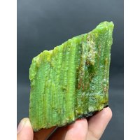 Natürlicher Seltener Üppiger Grüner Tremolit Kristall Von Zagi Mts Pakiatan 213 Gramm, Größe 83 X 70 27 Mm von ROYALMINERALSHOP