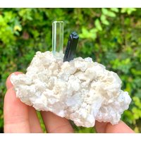 Natürlicher Transparenter Aquamarin Mit Schwarzem Turmalin, Topas Und Muskovit Aus Der Shengus Mine in Skardu Pakistan. 180 Gr Natürlicher Transparenter Aquamarin Mit Schwarzem Turmalin, Topas Und Muskovit Aus Der Shengus Mine in Skardu Pakistan. 180 Gr von ROYALMINERALSHOP