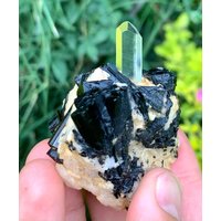 Natürlicher Transparenter Aquamarin Mit Schwarzem Turmalin Aus Der Shigar-Mine Skardu Pakistan, Größe 370 Kt 56 X 54 38 Mm von ROYALMINERALSHOP