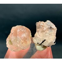 Rosa Fluorit Mit Muskovit 2 Stück Aus Der Chumarbakoor Mine Hunza Valley Gilgit Pakistan 128 Ct von ROYALMINERALSHOP