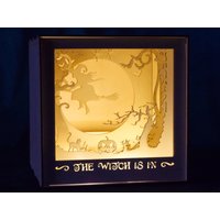 Bücherecke „Witch Is In" | Witc, Diorama Mit Kostenloser Beleuchtung, Leere Leinwand, Laser Geschnitten Bücherecke „Witch Is In" | Witc, Diorama Mit Kostenloser Beleuchtung, Leere Leinwand, Laser Geschnitten von RPFab