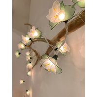 Handgemachte Weiße Und Grüne Blumenlichterkette Für Terrasse, Hochzeit, Party Dekoration, Lichterkette | 35 Ul Warme Lichter Handgemachte Weiße Und Grüne Blumenlichterkette Für Terrasse, Hochzeit, Party Dekoration, Lichterkette | 35 Ul Warme Lichter von RPLIGHT2024