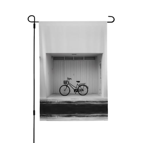 The Bicycle Next To The House Vibrant Allover-Print Flagge – wetterfestes Polyester, perfekt für Terrasse, Hof oder Garten Dekoration von RTCVXZDSA