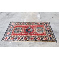 Kazak Jahrgang Handgefertigte Orientteppich 6, 6 Ft Von 4.1 Kazak Jahrgang Handgefertigte Orientteppich 6, 6 Ft Von 4.1 von RUGHOUSEConnections