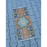 Medaillon Kleine Teppich, Schlafzimmer Gedämpfte Farben Beunruhigt Oushak Größe Hanf 2'8 "x 1'4" Medaillon Kleine Teppich, Schlafzimmer Gedämpfte Farben Beunruhigt Oushak Größe Hanf 2'8 "x 1'4" von RUGSVINTAGEART