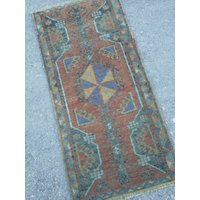 Vintage Kleine Teppich, Handgewebte Eingang Oushak Fußmatte, Azteken Teppich 3, 4 X 1, 7 Ft/106X52cm von RUGSVINTAGEART