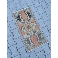 Vintage Kleine Teppich, Handgewebte Yastik Erinnerung Teppich 2'9 "x 1'4" Füße von RUGSVINTAGEART