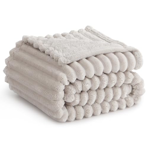 RUIKASI Kuscheldecke Tagesdecke als Couch Überwurf - Beige Dekorativ Decke XL Fleecedecke 150x200 Flauschige Couchdecke, Weiche Wohndecke Blanket für Wohnzimmer RUIKASI Kuscheldecke Tagesdecke als Couch Überwurf - Beige Dekorativ Decke XL Fleecedecke 150x200 Flauschige Couchdecke, Weiche Wohndecke Blanket für Wohnzimmer von RUIKASI