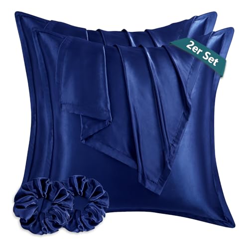 RUIKASI Satin Kissenbezug 80x80 Blau - 2er Set weicher Kopfkissenbezug Dunkelblau wie Seidenkissenbezug 80x80cm für Haar und Haut mit 2 Haargummis, Bessere Pflege als Silk Pillow Case Pillow Cover RUIKASI Satin Kissenbezug 80x80 Blau - 2er Set weicher Kopfkissenbezug Dunkelblau wie Seidenkissenbezug 80x80cm für Haar und Haut mit 2 Haargummis, Bessere Pflege als Silk Pillow Case Pillow Cover von RUIKASI