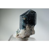 Sapphire Dunkelblauer Feiner Kristall Auf Quarz Aus Madagaskar Sapphire Dunkelblauer Feiner Kristall Auf Quarz Aus Madagaskar von RVMinerals