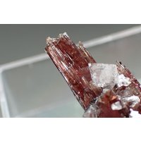 Uvit Rote Edelstein Kristalle Mit Farblosem Magnesit Aus Brumado, Brasilien Uvit Rote Edelstein Kristalle Mit Farblosem Magnesit Aus Brumado, Brasilien von RVMinerals
