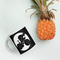 Radfahrer Sprinting Für Finish Line, Radfahren Und Kaffeebecher, Sprinten Rennrad Radfahrer Sprinting Für Finish Line, Radfahren Und Kaffeebecher, Sprinten Rennrad von RabeDesigns2021