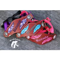 Handgepunztes Leder Pferdehalfter Feder Design Bronc Nasenriemen von RachelFailCustomTack