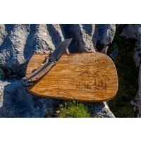 Olivenholzbrett Mit Schöner Gravur Berge, Sonne, Wald, Sonnenstrahlen, Wandern von Racooncut