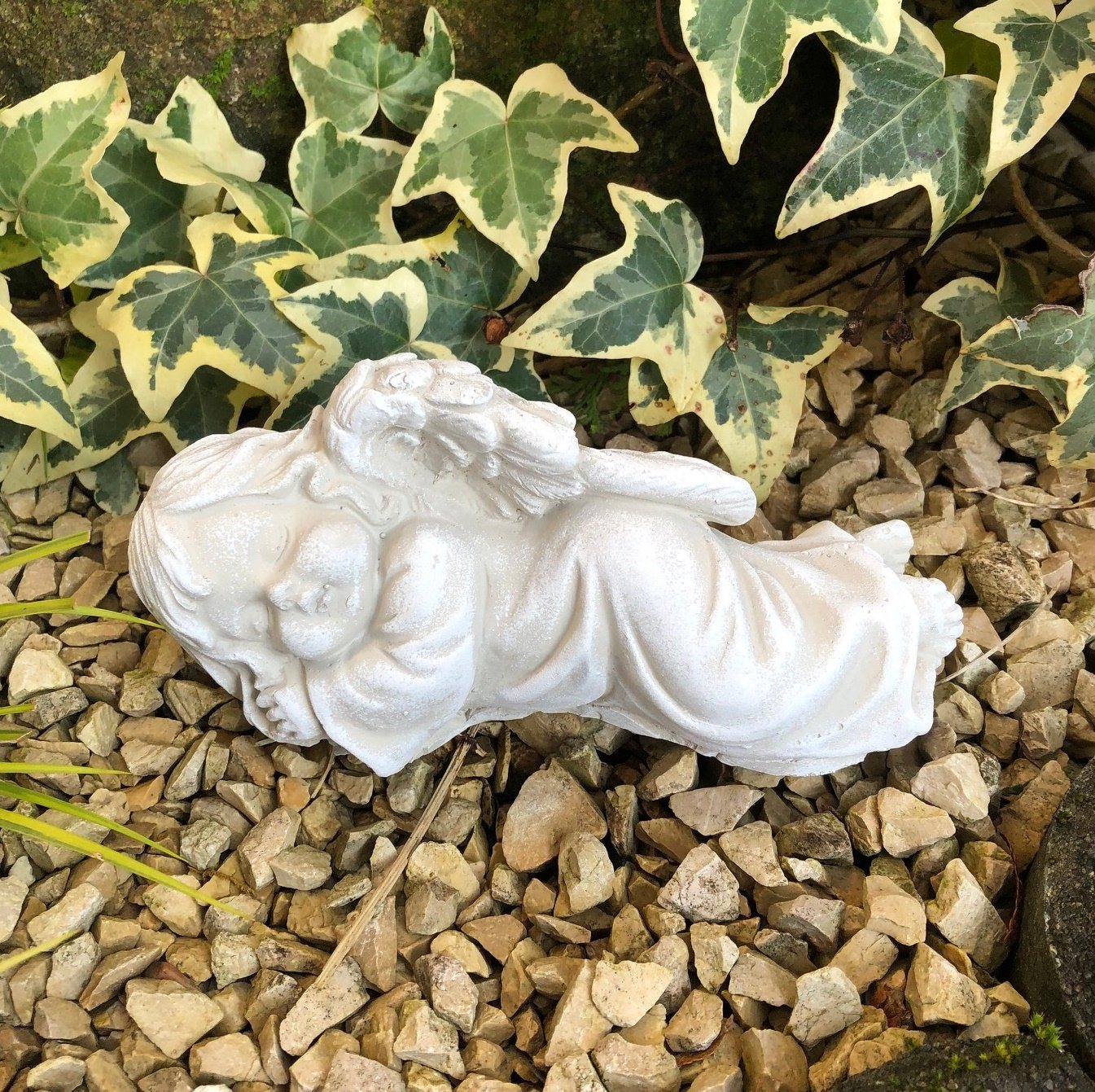 Radami Gartenfigur Engel Grabengel liegend Grabschmuck ca.650g von Radami