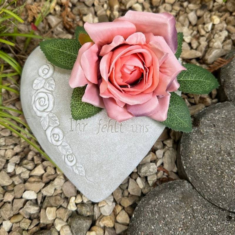 Radami Gartenfigur Grabherz Rosenranke - Ihr fehlt uns - Grabschmuck Gedenkstein Trauerhe von Radami