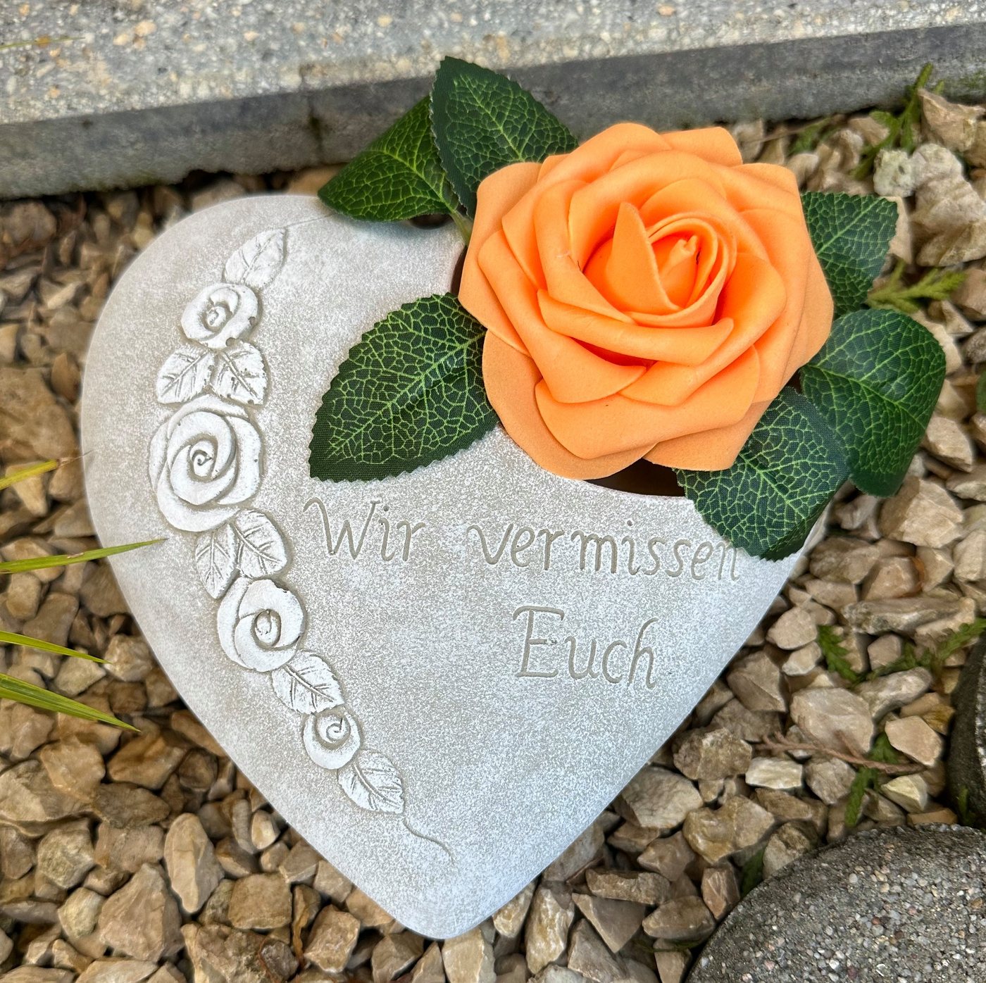 Radami Gartenfigur Grabherz Rosenranke - Wir vermissen Euch - Grabschmuck Gedenkstein von Radami