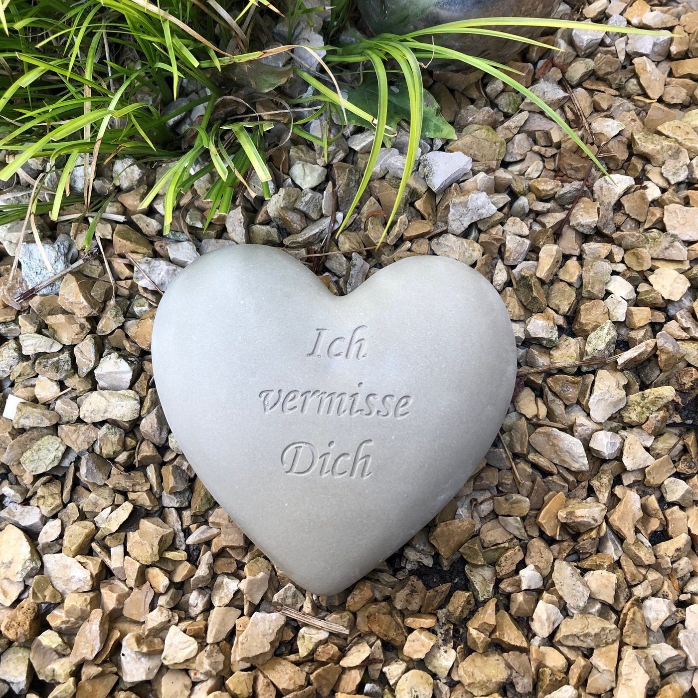 Radami Gartenfigur Grabherz Spruch "Ich vermisse Dich" 12cm, 580g Radami Gartenfigur Grabherz Spruch "Ich vermisse Dich" 12cm, 580g von Radami