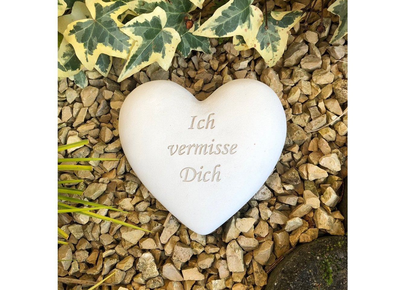 Radami Gartenfigur Grabherz Spruch "Ich vermisse Dich" 12cm,580g weiß Radami Gartenfigur Grabherz Spruch "Ich vermisse Dich" 12cm,580g weiß von Radami