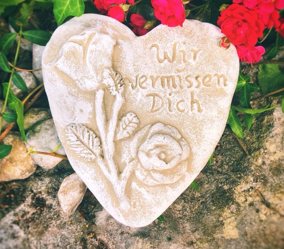 Radami Gartenfigur Grabherz Spruch "Wir vermissen Dich"Steinguss hell Radami Gartenfigur Grabherz Spruch "Wir vermissen Dich"Steinguss hell von Radami