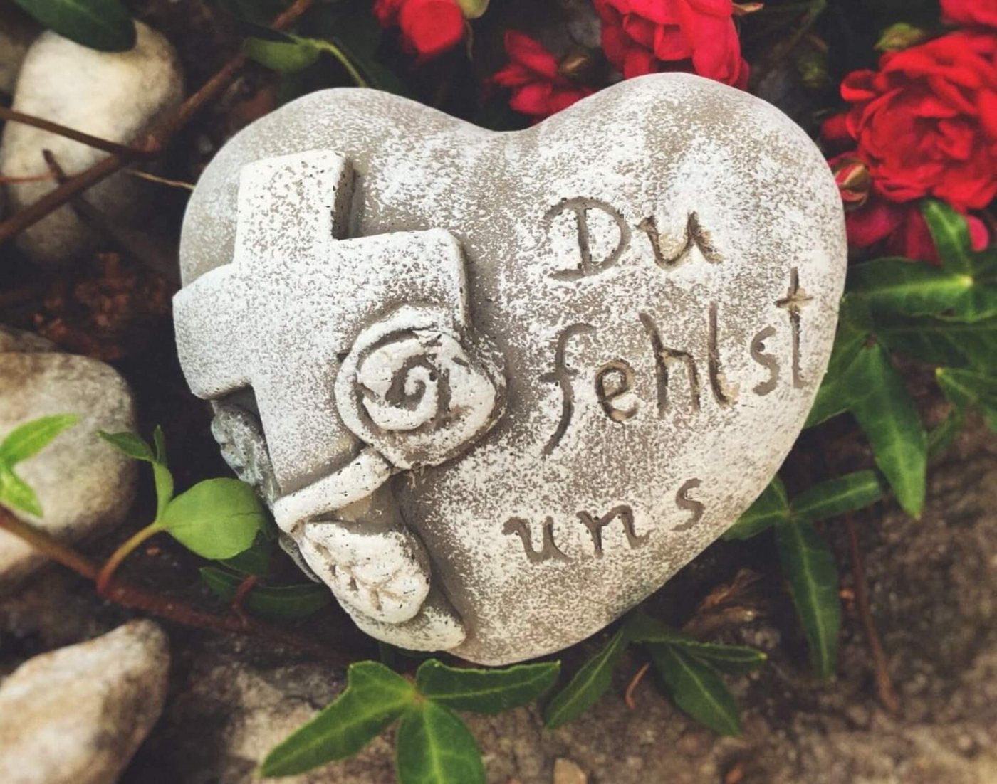 Radami Gartenfigur Grabherz mit Kreuz, Rose u. Spruch "Du fehlst uns" Radami Gartenfigur Grabherz mit Kreuz, Rose u. Spruch "Du fehlst uns" von Radami