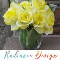 Tide 7 1/2 Zoll Gelbe Rosen in Einer Grünen Blatt-Rock-Glasvase. | Seidenblumen von RadianceDesignShop