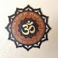Maha Mantra Mandala 17, 5" - Gold Gemalt Mit Rotem Und Schwarzem Fleck, Om Krishna Rama Hare von RadiantHeartsLLC