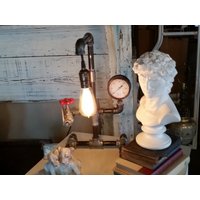 steampunk Schreibtisch Lampe Industrielle Rohrleitungen Mit Roten Wasserhahn Schalter Gestylt Große Messing-Manometer Und Edison Glühlampe von RadiantPasts