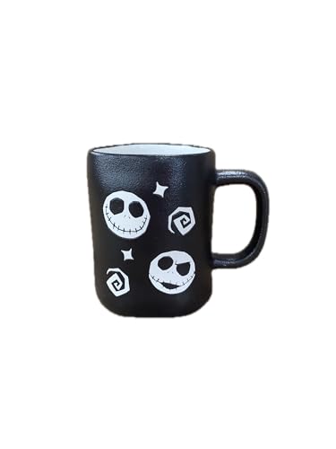 Rae Dunn Jack Skellington Keramik-Kaffeetasse, Mattschwarz – Master of Fright Rae Dunn Jack Skellington Keramik-Kaffeetasse, Mattschwarz – Master of Fright von Rae Dunn by Magenta