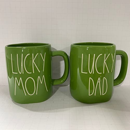 Rae Dunn Lucky Mom + Lucky Dad Tasse Set von 2 – Eltern Tasse Kaffeetasse – Grün – St. Patrick's Day – Keramik – 8,9 cm D x 11,4 cm H Rae Dunn Lucky Mom + Lucky Dad Tasse Set von 2 – Eltern Tasse Kaffeetasse – Grün – St. Patrick's Day – Keramik – 8,9 cm D x 11,4 cm H von Rae Dunn by Magenta