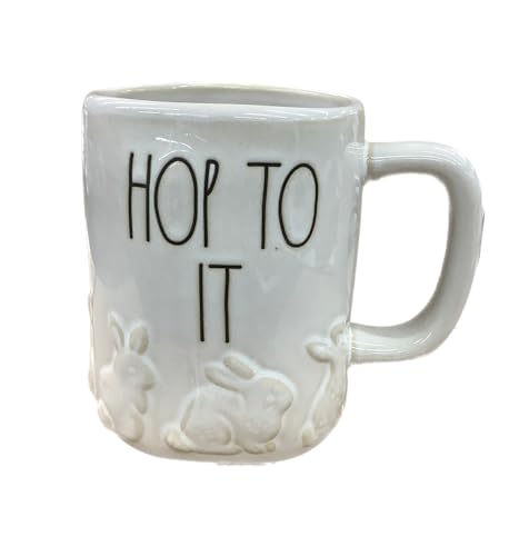 Rae Dunn Oster-Kaffeetasse, Hop To It, gebrochenes Weiß mit Hasen von Rae Dunn by Magenta