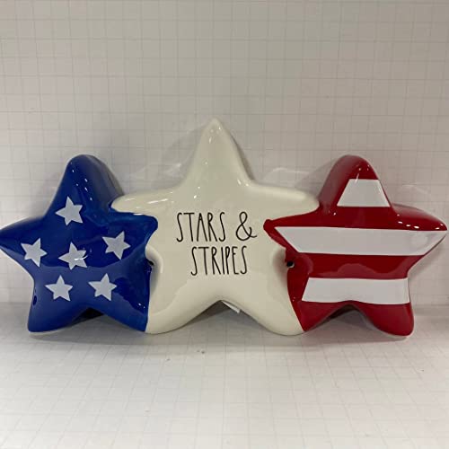 Rae Dunn Stars & Stripes Dekor – 4. Juli – 4. Juli – Keramik – spülmaschinen- und mikrowellengeeignet Rae Dunn Stars & Stripes Dekor – 4. Juli – 4. Juli – Keramik – spülmaschinen- und mikrowellengeeignet von Rae Dunn by Magenta