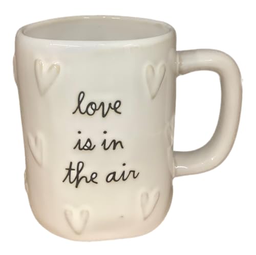 Rae Dunn Valentinstag Kaffeetasse, Weiß - Love is in the Air mit geprägten Herzen von Rae Dunn by Magenta