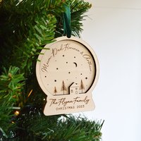 Personalisierte Familien-Weihnachtskugel, Personalisierte Familien-Weihnachtsverzierung, Weihnachtsdekoration Aus Holz, Familien-Weihnachtsgeschenk von Raerayestudio