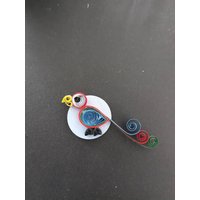 Kleiner Runder Magnet, Verziert Mit Handgequilltem Mehrfarbigem Papagei von RaesQuilling